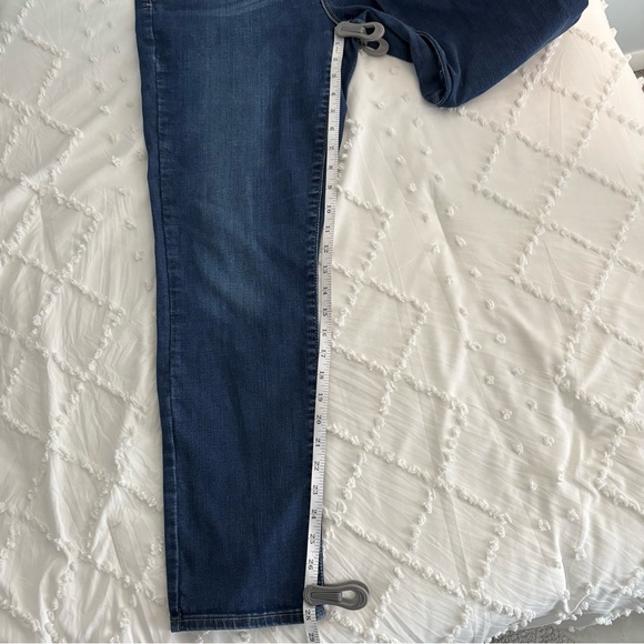 Dark Indigo Levi’s Women's mid-rise skinny Jeans - Picture 4 of 9